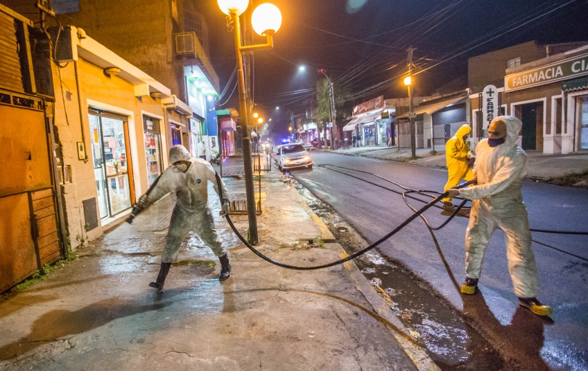Siguen desinfectando los espacios públicos en Berazategui