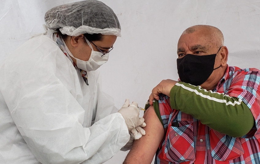 Vacunación contra la gripe y neumonía en Villa España y Barrio San Marcos