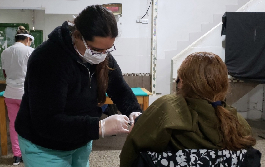 Continúa la vacunación gratuita contra la gripe y la neumonía en los barrios de Berazategui