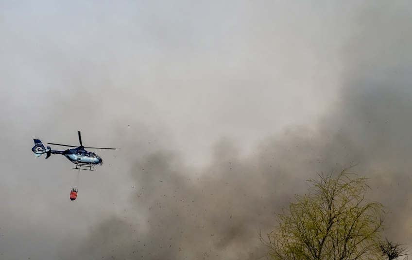 Bomberos trabajan intensamente para extinguir un incendio en la costa de Hudson