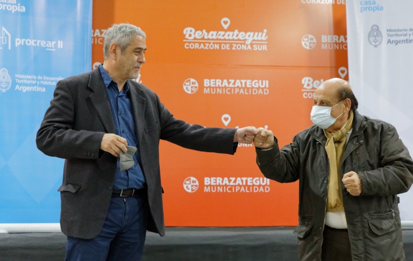El Ministro Ferraresi y Mussi entregaron créditos para viviendas a 31 familias de Berazategui