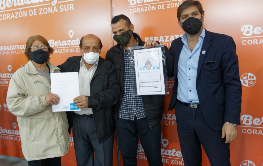 Mussi y Carlos Bianco entregaron escrituras de propiedad a 442 familias de Berazategui