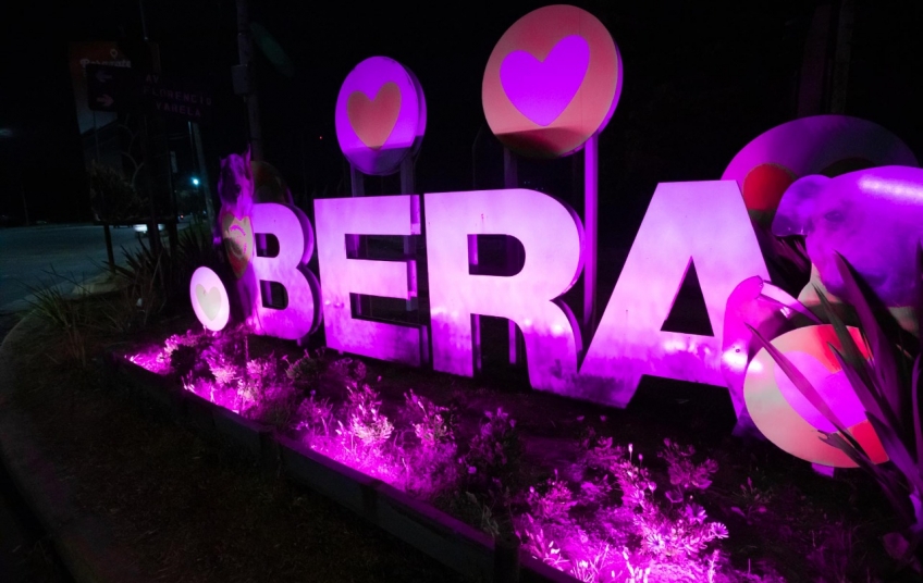 En el día mundial de la Mastocitosis, Berazategui iluminó de violeta los ingresos a la Ciudad