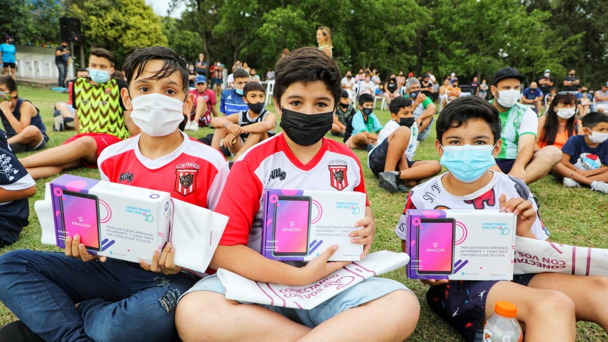 Berazategui: Más niños y niñas del Torneo Evita recibieron sus tablets