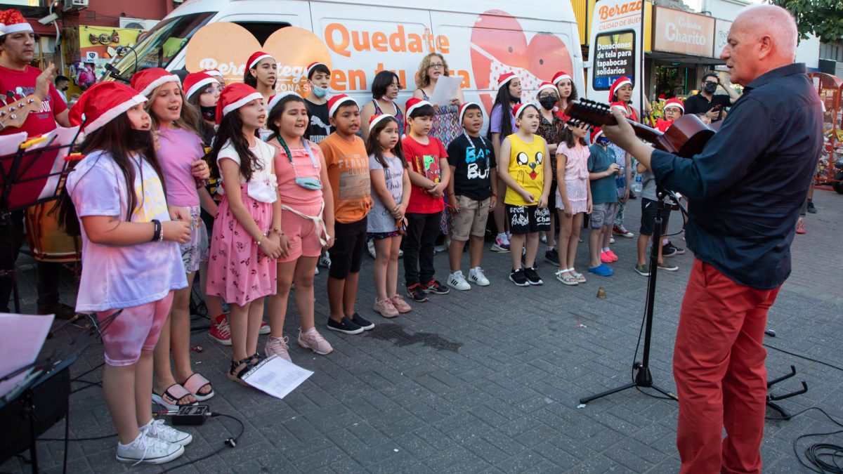 El coro de niños y niñas de Berazategui brindó un conmovedor concierto de navidad