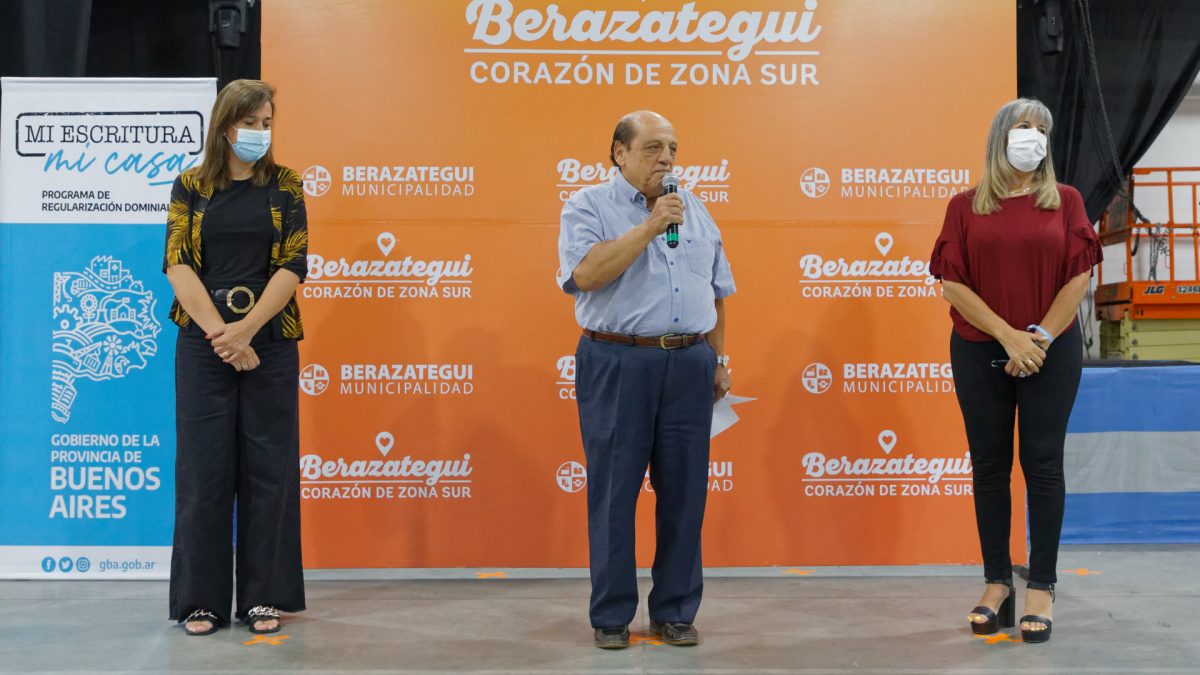 Familias de Berazategui firmaron sus escrituras de propiedad y títulos de bien de familia