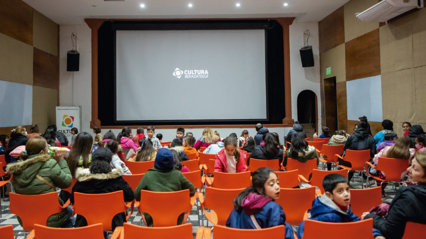 Tardes de cine a sala llena en La Humanitaria