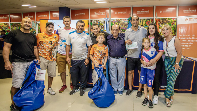 Más de 50 clubes de Berazategui recibieron subsidios y materiales deportivos