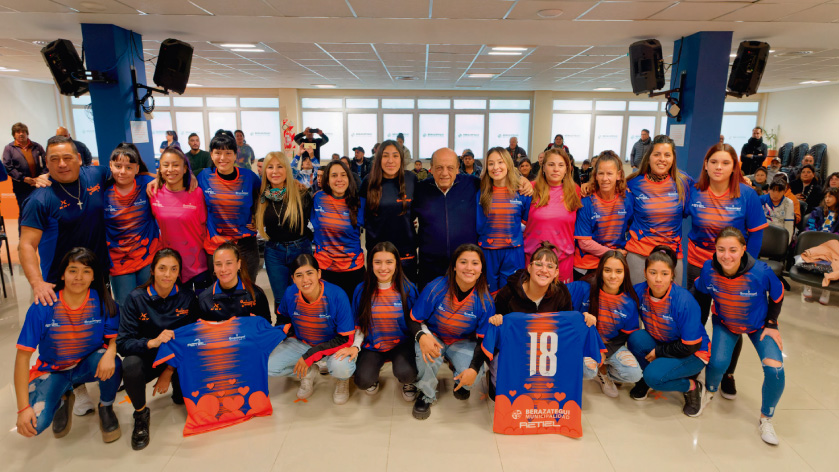 Mussi entregó indumentaria al seleccionado femenino de fútbol de Berazategui