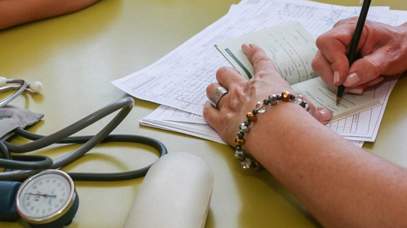 En diciembre continúa la firma de libretas sanitarias para beneficiarios de la AUH