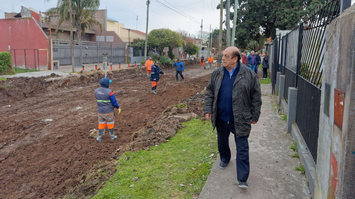 Continúan las obras de pavimentación en barrios de Berazategui