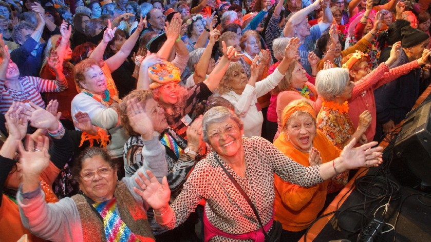 A todo color, más de 3500 jubiladas y jubilados festejaron su día en Berazategui