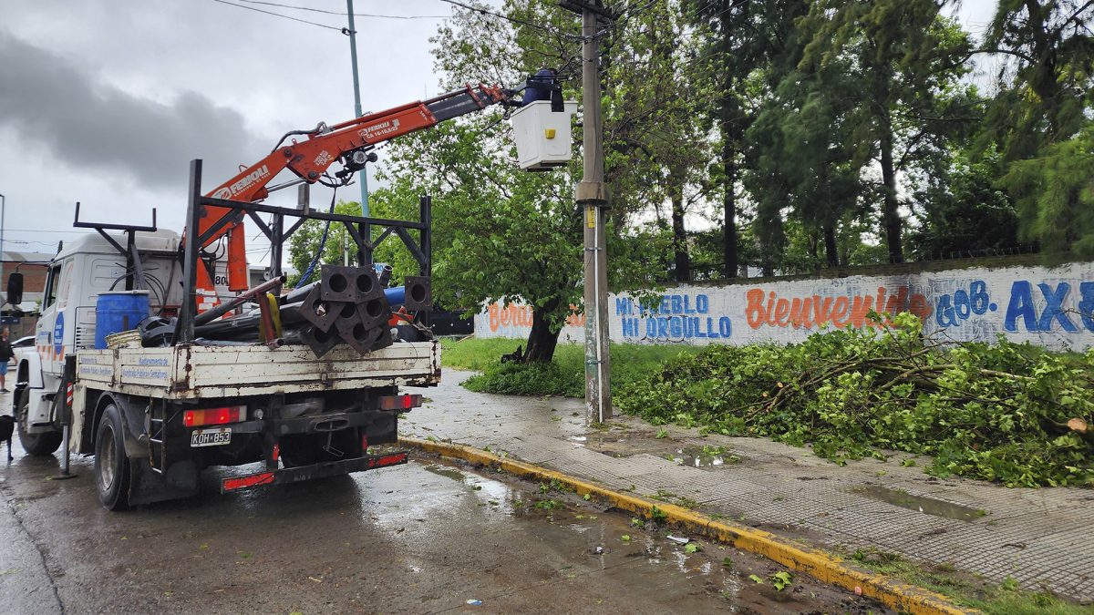 Cuadrillas municipales de Berazategui trabajan en zonas afectadas por el temporal