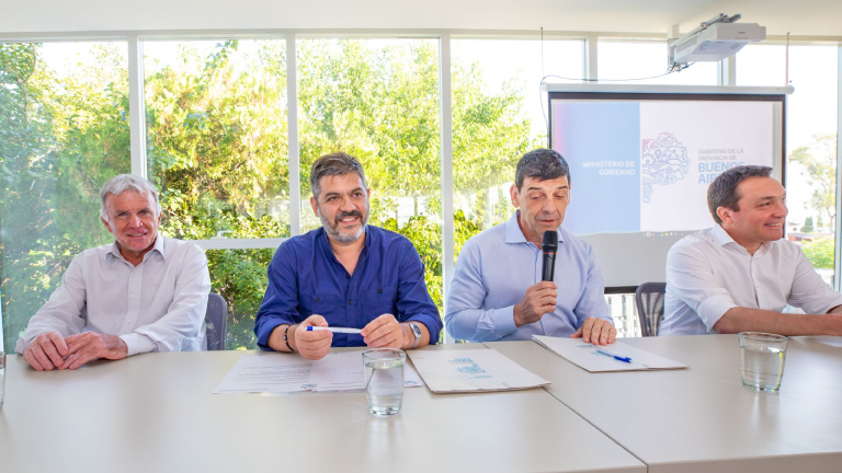 El intendente Carlos Balor en la suscripción al Programa de Microcertificaciones en la UNAJ