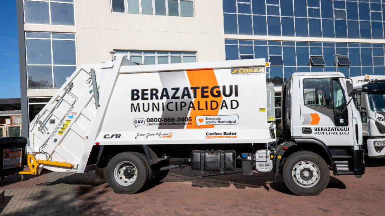 Berazategui sumó tres nuevos camiones compactadores de residuos domiciliarios