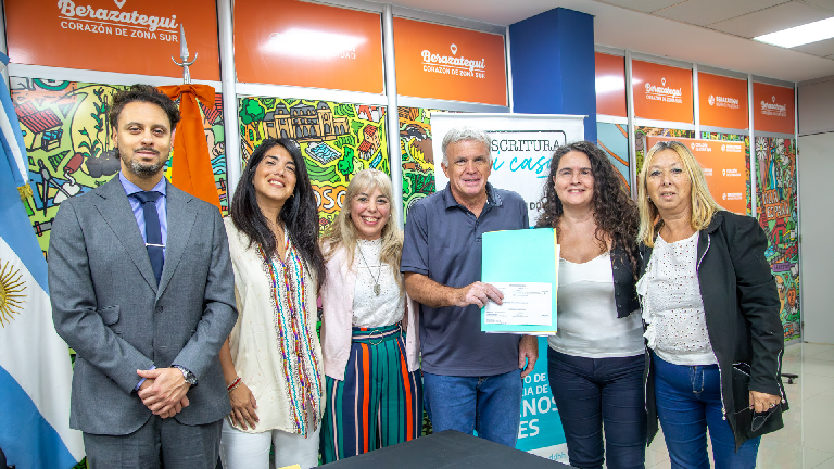 76 familias de Berazategui firmaron sus escrituras de propiedad