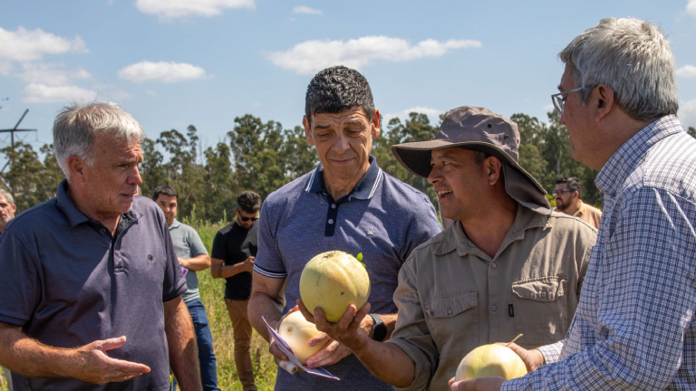 Carlos Balor y el ministro Javier Rodríguez visitaron la Chacra Experimental El Pato