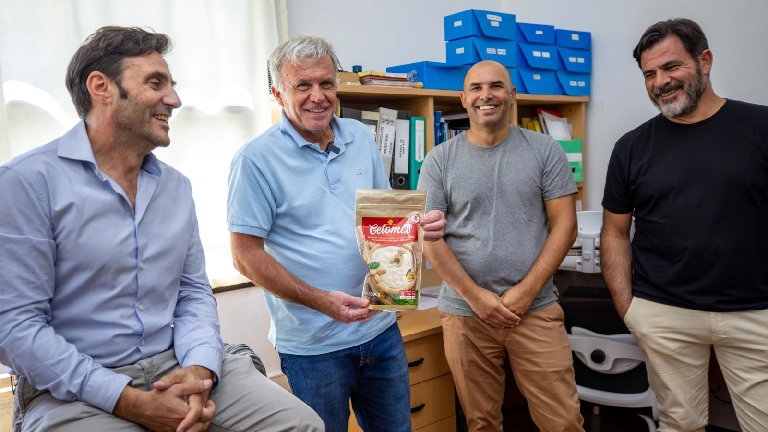 Carlos Balor entregó un nuevo certificado de habilitación a la empresa Rocimel SA