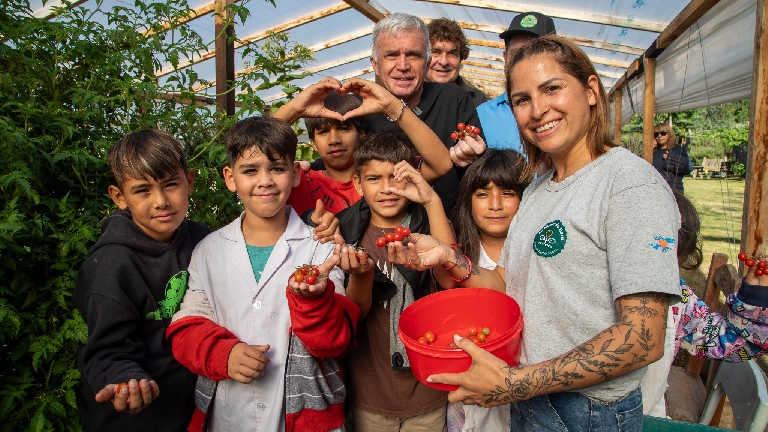 Carlos Balor cosechó tomates junto a estudiantes que visitaron la Huerta de Bera