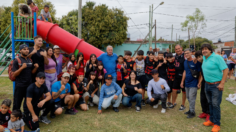 Carlos Balor inauguró una nueva plaza en Berazategui