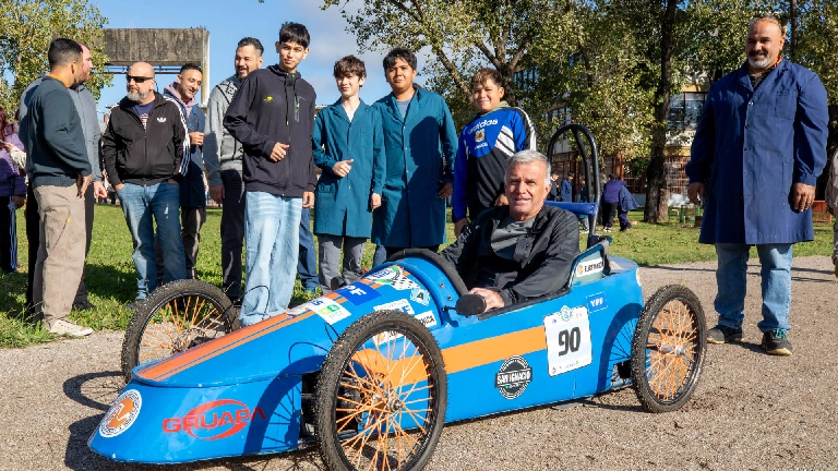 Carlos Balor se subió a un auto eléctrico hecho por estudiantes del Politécnico