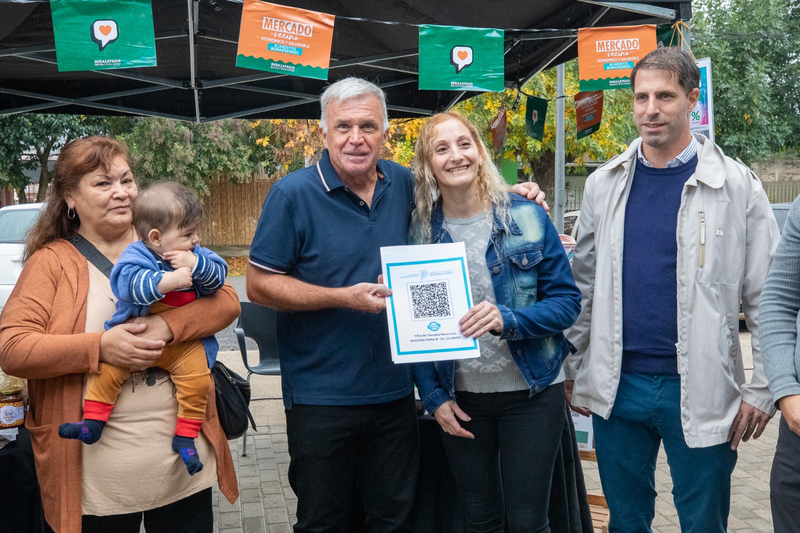 Carlos Balor y el ministro Javier Rodríguez entregaron equipamiento para la Feria Mercado Vecino