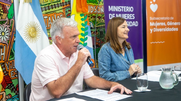 Carlos Balor y la ministra Estela Díaz entregaron certificados del Curso de Jardinería Integral