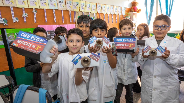 El Intendente fue entrevistado por chicos de la Primaria N° 33 y el Jardín N° 920