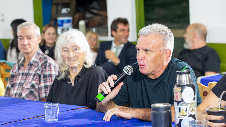 El intendente Carlos Balor compartió una tarde con adultos mayores