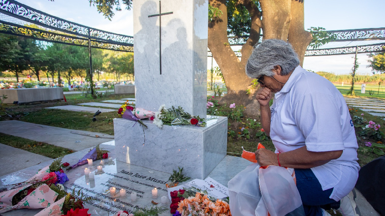 Multitudinario homenaje a Juan José Mussi en el Cementerio Municipal de Berazategui