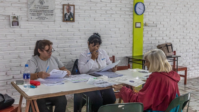 Se realizó una jornada de eximición de tasas municipales en el Centro de Jubilados Los Manzanos