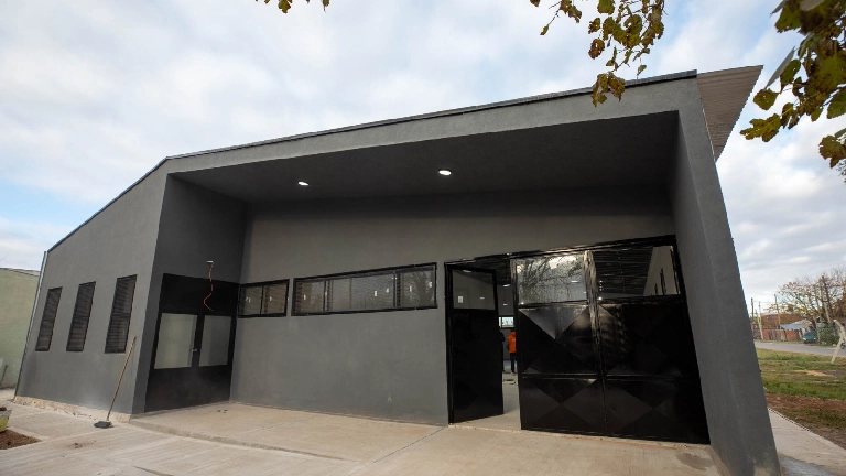 Balor y Pascolini visitaron la obra del futuro SUM de la Comunidad en el barrio 6 de Enero