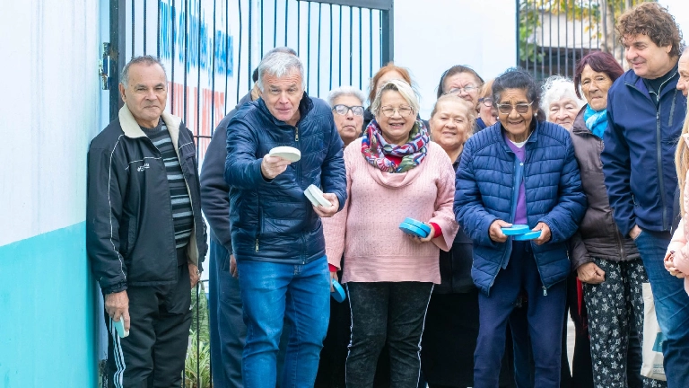 Carlos Balor jugó al tejo en el Centro de Jubilados Villa Mitre