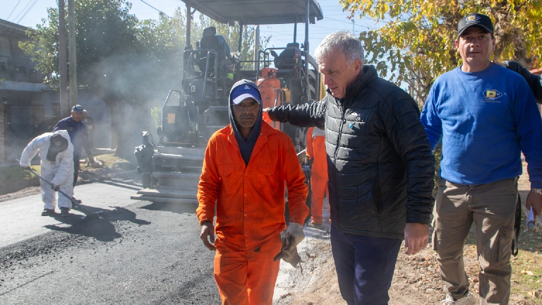 Carlos Balor supervisó obras de pavimentación en el barrio Sevilla