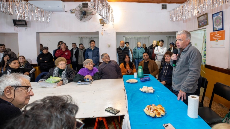 Carlos Balor visitó el Centro de Jubilados María Angélica