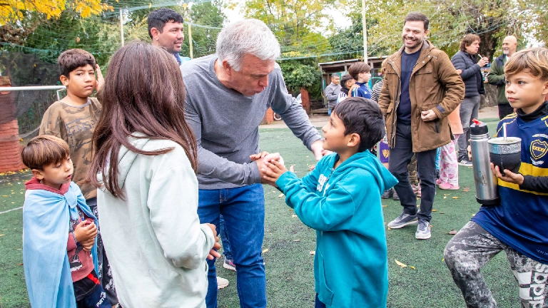 Carlos Balor visitó la Casa del Niño Rucalhué