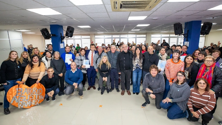 Carlos Balor y Pascolini entregaron subsidios a 81 familias de Berazategui