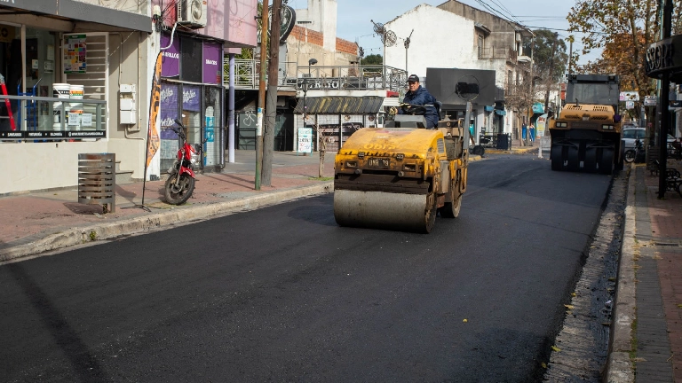Avanza la renovación asfáltica de la calle 13 en Berazategui