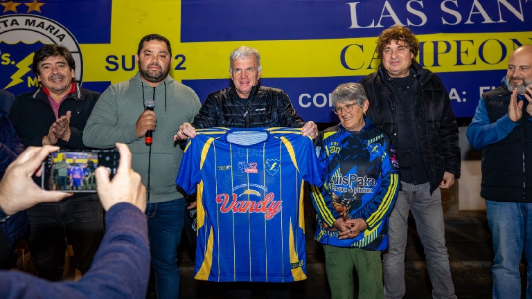 Carlos Balor acompañó la entrega de indumentaria del Club Infantil de Fútbol Santa María