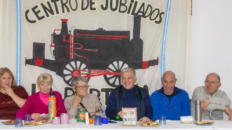 Carlos Balor visitó el Centro de Jubilados La Porteña y les entregó un subsidio