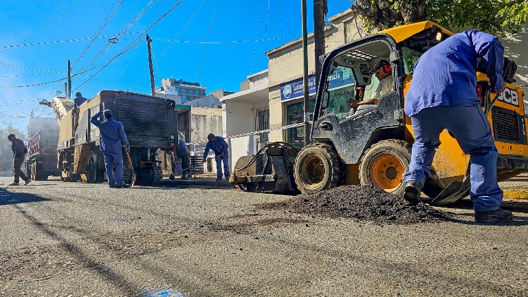 Desvío por obras en calle 13 entre Lisandro de la Torre y 155