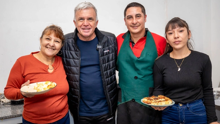El intendente Carlos Balor visitó el Café y Restó El Faro, de la berazateguense Diolinda Rivero