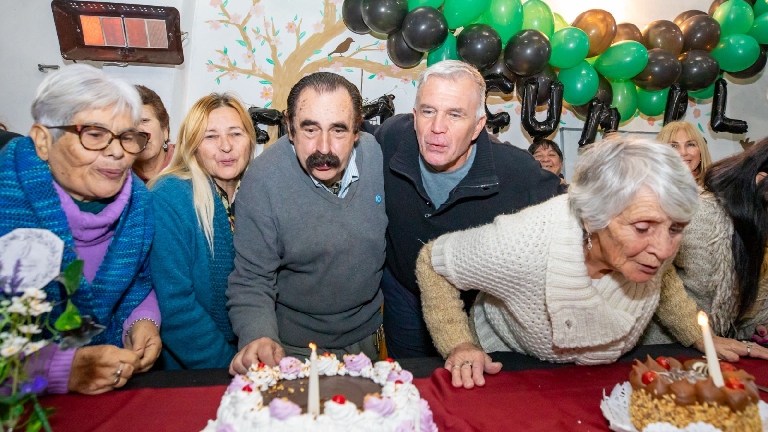 Entre mates, cumpleaños y recuerdos: Balor visitó el Centro Primavera