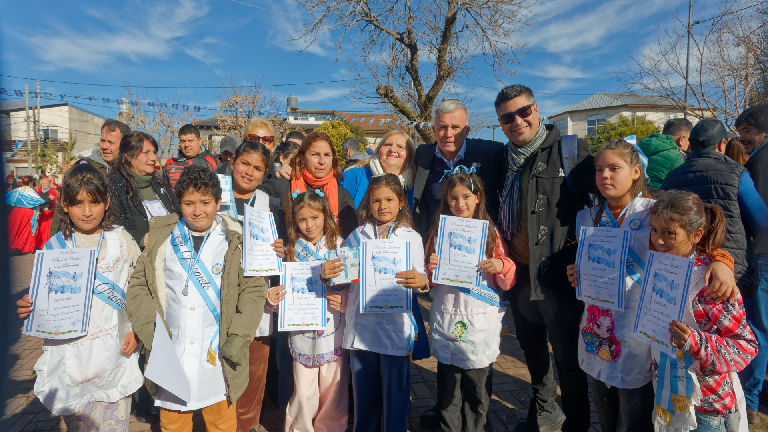 Más de 300 niños y niñas prometieron lealtad a la Bandera en el Barrio Sarmiento
