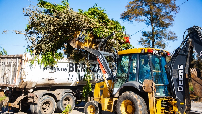 Nuevo operativo de limpieza y recolección de residuos en el barrio Belgrano