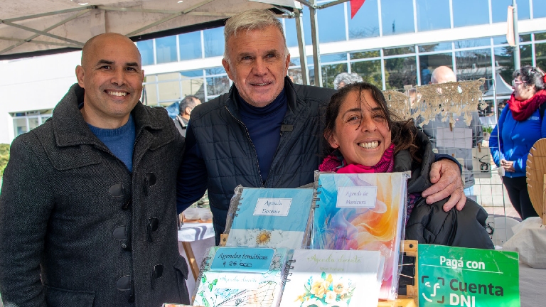 Carlos Balor recorrió el Mercado de Productores Familiares en el Playón Municipal