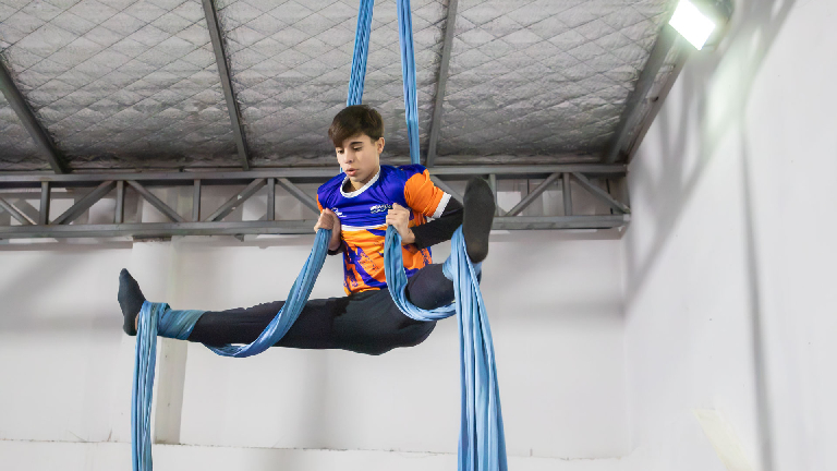 Lautaro Ríos: 1er puesto en torneo internacional de acrobacia aérea en telas
