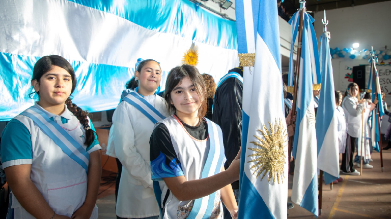 Más de 300 estudiantes de Berazategui prometieron lealtad a la Bandera argentina