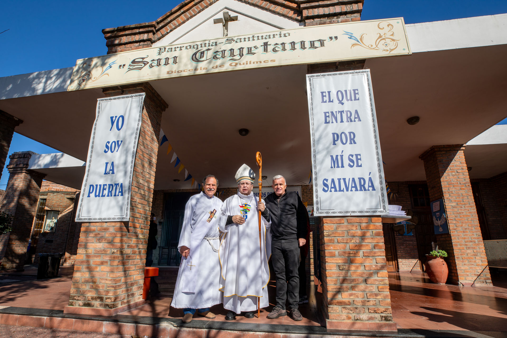 Carlos Balor y Monseñor Tissera en la celebración por San Cayetano