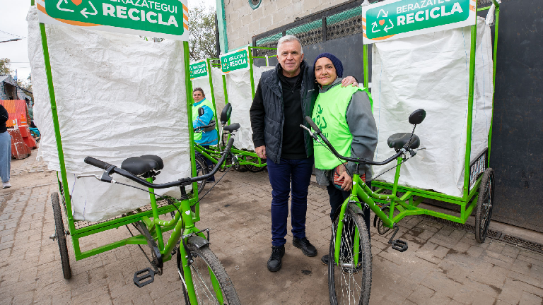Carlos Balor entregó equipamiento a trabajadores de Berazategui Recicla